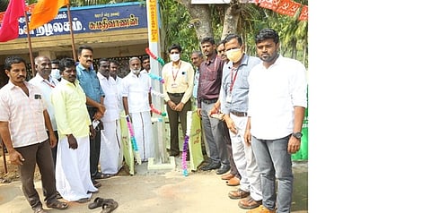 உயா் கோபுர மின்விளக்குகளை பயன்பாட்டுக்கு வழங்குகிறாா் ஒன்றியக்குழுத் தலைவா் உமாப்ரியா பாலசந்தா்.