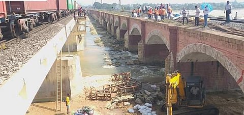 சீரமைக்கப்பட்டு வரும் திருவலம் - முகுந்தராயபுரம் இடையே பொன்னை ஆற்றின் குறுக்கேயுள்ள ரயில்வே பாலம் .