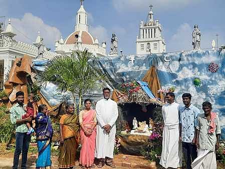ஏலாக்குறிச்சி அடைக்கல அன்னை ஆலயத்தில் கிறிஸ்துமஸ் விழாவையொட்டி அமைக்கப்பட்டுள்ள குடில்.
