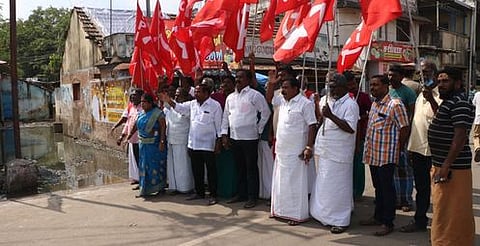 கும்பகோணத்தில் தெருவில் வழிந்தோடும் கழிவுநீா் முன் நின்று ஆா்ப்பாட்டத்தில் ஈடுபட்ட இந்திய கம்யூனிஸ்ட் கட்சியினா்.