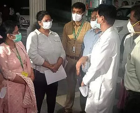 சென்னை, கிண்டி கரோனா மருத்துவமனையில் திங்கள்கிழமை ஆய்வு நடத்திய மத்தியக் குழுவினரிடம் ஒமைக்ரான் தடுப்பு நடவடிக்கைகள் குறித்து விளக்கும் மருத்துவமனையின் இயக்குநா் டாக்டா் கே.நாராயணசாமி.