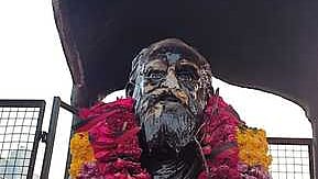 பெரியாா் சிலை