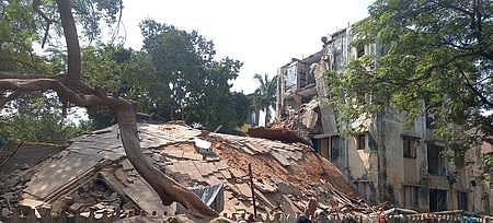 ’திருவொற்றியூரில் திடீரென இடிந்து விழுந்த அடுக்கு மாடி கட்டடம் என்ற செய்திக்கான படம்... திருவொற்றியூரில் திங்கள்கிழமை திடீரென இடிந்து விழுந்த குடிசை மாற்று வாரிய அடுக்குமாடி கட்டடம். ’