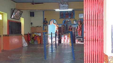 திருட்டு நடைபெற்ற தாராபுரம் தென்தாரை பெரியகாளியம்மன் கோயில்