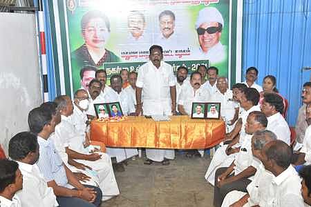 மதுரை மாநகா் மாவட்ட அதிமுக கட்சி அலுவலகத்தில் புதன்கிழமை நடைபெற்ற ஆலோசனைக் கூட்டத்தில் பேசுகிறாா் மதுரை மேற்கு சட்டப்பேரவை உறுப்பினா் செல்லூா் கே.ராஜூ.