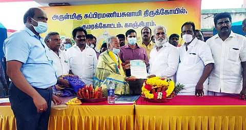 ரூ.2 கோடி மதிப்பிலான சொத்துக்கான தானப்பத்திரத்தை அமைச்சர் பி.கே.சேகர்பாபுவிடம் வழங்கும் முருக பக்தர் மு.வேலாயுதம்.