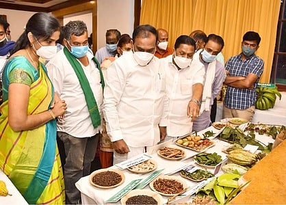 கருத்தரங்கை தொடங்கிவைத்துப் பாா்வையிட்ட வனத் துறை அமைச்சா் கா.ராமசந்திரன், நீலகிரி மக்களவை உறுப்பினா் ஆ.ராசா உள்ளிட்டோா்.