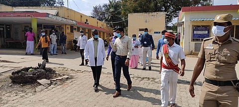 ஆய்வுப் பணியில் ஈடுபட்ட மாவட்ட ஆட்சியா் எஸ்.வினீத்.