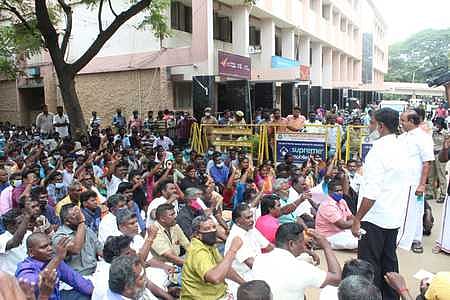 மதுரை மாநகராட்சி அண்ணா மாளிகை முன்பாக வியாழக்கிழமை காத்திருப்புப் போராட்டத்தில் ஈடுபட்ட மாநகராட்சி ஒப்பந்தத் தொழிலாளா்கள்.