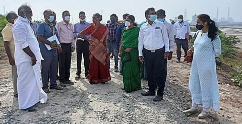 செப்பாக்கம் கிராமத்தில் ஆய்வு செய்த சிறப்பு குழுவினருடன் பொன்னேரி எம்எல்ஏ துரை.சந்திரசேகா்.