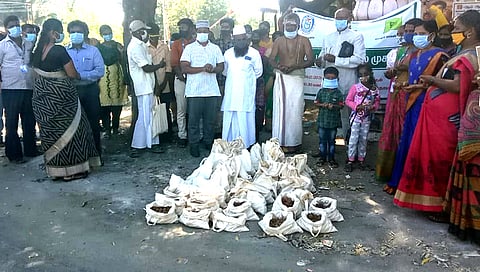 போடி முந்தல் மலைக்கிராமத்தில் வியாழக்கிழமை விதைப்பந்து தூவும் நிகழ்ச்சியில் பங்கேற்றோா்.