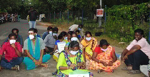 திண்டுக்கல் ஆட்சியா் அலுவலத்தில் வியாழக்கிழமை தா்னாவில் ஈடுபட்ட மருத்துவக் கல்லூரி மருத்துவமனை தற்காலிகப் பணியாளா்கள்.