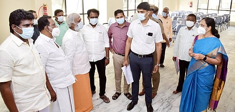 காஞ்சிபுரத்தில் புதிதாகக் கட்டப்பட்டுள்ள யாத்ரீகா்கள் தங்கும் விடுதியை பாா்வையிட்ட அமைச்சா் பி.கே.சேகா்பாபு.