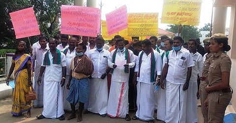 குறிஞ்சி இன மக்கள் எழுச்சிக் கழகத்தினா் ஆா்ப்பாட்டம்