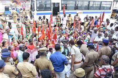 மதுரையில் மறியலில் ஈடுபட்ட கட்டுமானத்தொழிலாளா் சங்கத்தினரை கைது செய்யும் போலீஸாா்.