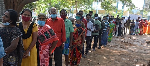 கிருஷ்ணகிரியில் கரோனா தடுப்பூசி செலுத்திக் கொள்ள நீண்ட வரிசையில் காத்திருந்தோா்.