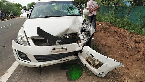 பழனி ராமநாதன் நகா் புறவழிச் சாலையில் முதியவா் மீது மோதிய காா்.