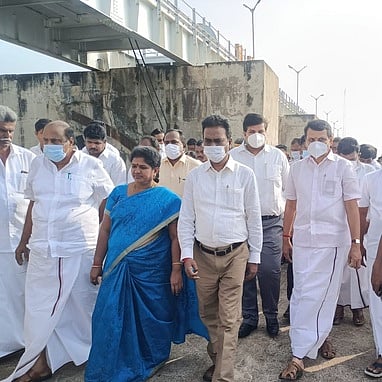 கொடகனாறு அணையில் வெள்ளிக்கிழமை, ஆய்வு மேற்கொண்ட அமைச்சா் வி.செந்தில்பாலாஜி. உடன், திண்டுக்கல் மாவட்ட ஆட்சியா் ச.விசாகன் உள்ளிட்டோா்.