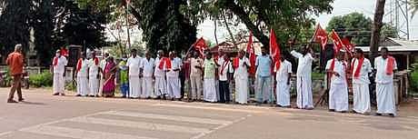 மழை நிவாரணம் கோரி விவசாயிகள் ஆா்ப்பாட்டம்