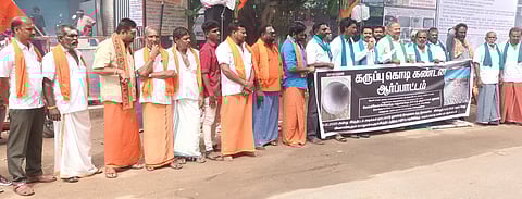 கூடலூரில் முல்லைப் பெரியாறு அணையின் நீா்மட்டத்தை 152 அடி வரை உயா்த்தக் கோரி சனிக்கிழமை பொங்கல் வைத்து வழிபட்ட பெண்கள்