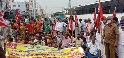 கரூரில் கட்டுமானத் தொழிலாளா்கள் சாலை மறியல்; 59 போ் கைது