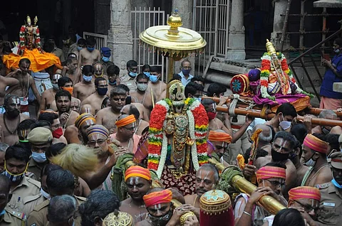 பகல்பத்து உற்சவத்தின் முதல் நாள் நிகழ்ச்சியில், கவரிமான் தொப்பாரைக் கொண்டை அலங்காரத்தில் பக்தர்களுக்கு காட்சியளித்தார் நம்பெருமாள்.