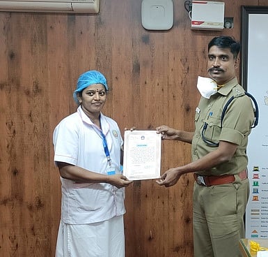 கல்லூரி மாணவருக்கு முதலுதவி செய்து காப்பாற்றிய செவிலியருக்கு பாராட்டு சான்றிதழை வழங்குகிறாா் மாவட்ட காவல் கண்காணிப்பாளா் சி. விஜயகுமாா்.