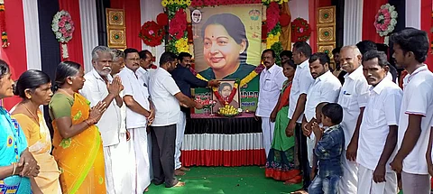 எடப்பாடி நகர பகுதியில் நடைபெற்ற ஜெயலலிதா நினைவு நாள் நிகழ்ச்சியில் அலங்கரிக்கப்பட்ட  ஜெயலலிதாவின் உருவ படத்திற்கு,  அதிமுக நிர்வாகிகள் மலர் தூவி மரியாதை செய்தனர். 