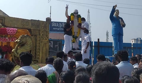 வாழப்பாடியில் எம்ஜிஆர் சிலைக்கு மாலை அணிவித்த அதிமுக ஒன்றிய செயலாளர் சதீஷ்குமார், நகர செயலாளர் சிவக்குமார் மற்றும் நிர்வாகிகள்.