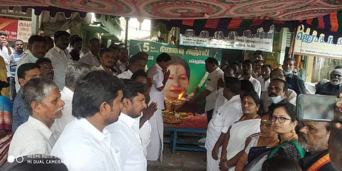 ஜெயலலிதாவின் 5 ஆம் ஆண்டு நினைவஞ்சலியை முன்னிட்டு ஆத்தூரில் ஜெயலலிதா திருஉருவ படத்திற்கு மலர் தூவி அஞ்சலி செலுத்திய நிர்வாகிகள்.