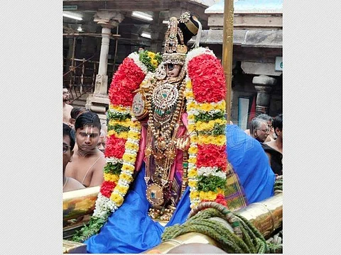 சவுரி கொண்ட அலங்காரத்தில் பக்தர்களுக்கு காட்சியளிக்கும் நம்பெருமாள்.