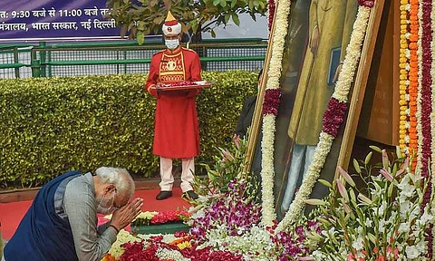 அம்பேத்கரின் நினைவு தினத்தையொட்டி நாடாளுமன்ற வளாகத்தில் உள்ள அம்பேத்கரின் சிலைக்கு பிரதமர் மோடி மலர் தூவி மரியாதை செலுத்தினர்.