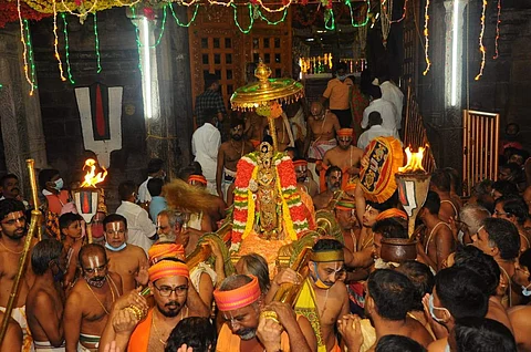 ஸ்ரீரங்கம் அரங்கநாத சுவாமி திருக்கோயில் வைகுந்த ஏகாதசி விழா மூன்றாம் திருநாளான திங்கட்கிழமை காலை மூலஸ்தானத்திலிருந்து சிறப்பு அலங்காரத்தில் நம்பெருமாள் எழுந்தருளினார்.