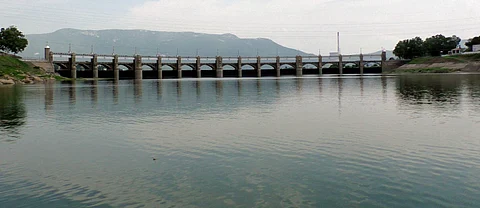 மேட்டூர் அணைக்கு நீர்வரத்து 2,556 கன அடியாக சரிந்துள்ளது. 