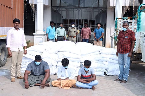 தஞ்சாவூர் அருகே பறிமுதல் செய்யப்பட்ட குட்கா மூட்டைகளுடன் கைது செய்யப்பட்ட ராஜ்குமார், அசோக்ராஜ், ஆனந்த்.