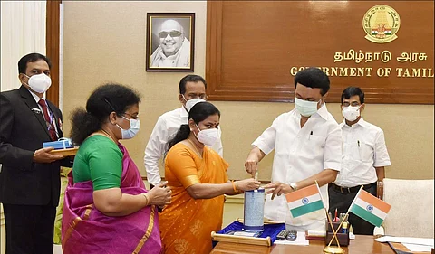சென்னை மாவட்ட ஆட்சித் தலைவர் டாக்டர் ஜெ.விஜயராணியிடம் முதல்வர் மு.க.ஸ்டாலின் கொடி நாளுக்கான நிதியை வழங்கினார்.