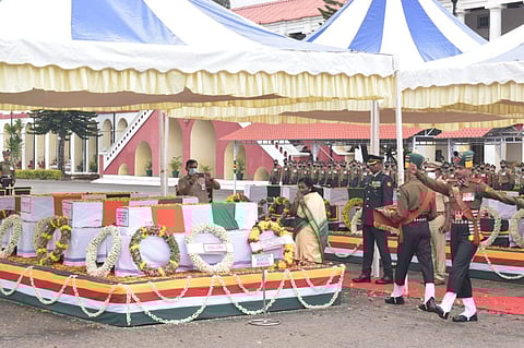 விபின் ராவத் உள்பட 13 பேரின் உடலுக்கு தெலங்கானா ஆளுநர் தமிழிசை சௌந்தரராஜன் அஞ்சலி செலுத்துகிறார். 