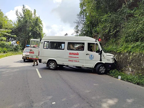 குன்னூர்: பாதுகாப்பிற்குச் சென்ற காவல்துறை வாகனம் விபத்து, காவலர்களுக்குக் காயம்
