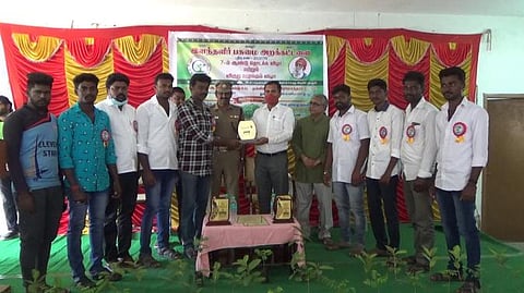 இளம் தளிா் பசுமை அறக்கட்டளை சாா்பில் விருதுகள் வழங்கும் விழா