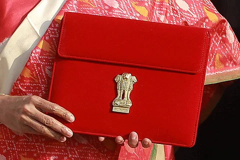 2021-22ஆம் நிதியாண்டிற்கான மத்திய பட்ஜெட்டை தாக்கல் செய்ய முக்கிய தகவல்கள் அடங்கிய கோப்புகளை சிவப்பு நிற வெல்வெட் துணியில் வைத்து கையில் எடுத்து வரும் மத்திய நிதியமைச்சர் நிர்மலா சீதாராமன்.