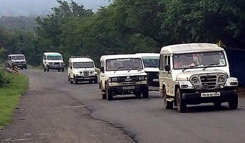 கம்பம் மெட்டு மலைப்பாதையில் கூலி தொழிலாளர்களை ஏற்றிச் செல்லும் ஜீப், விபத்து ஏற்படும் அளவில்  ஒன்றோடொன்று முந்தி செல்லுகிறது.
