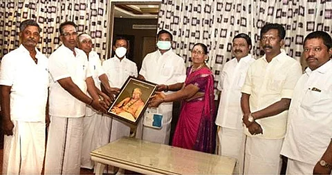 முதல்வர் பழனிசாமியை சந்தித்து நன்றி தெரிவித்த ஆன்மிக சொற்பொழிவாளர் திருமுருக கிருபானந்த வாரியார் சுவாமிகள் குடும்பத்தினர்.