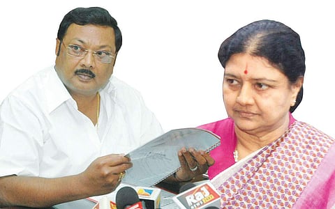 அதிமுகவுக்கு வி.கே.சசிகலா;  திமுகவுக்கு மு.க.அழகிரி!
