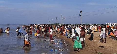 வேதாரண்யம் கடலில் நீராடல் செய்து முன்னோர்களுக்கு திதி கொடுத்த மக்கள்.