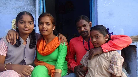 இரு மகள்களுடன் மகாலட்சுமி-அம்பிகேஷ் தம்பதி