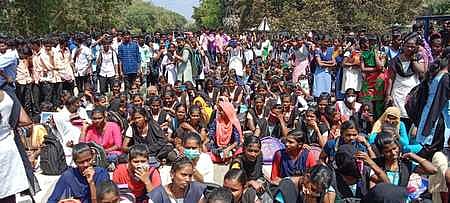 திண்டிவனத்தில் திருவண்ணாமலை - சென்னை நெடுஞ்சாலையில் சனிக்கிழமை மறியலில் ஈடுபட்ட கோவிந்தசாமி அரசு கலைக் கல்லூரி மாணவ, மாணவிகள்.