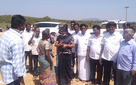 வெள்ளாலம்பட்டி கிராமத்தில் பழங்குடியிருக்கான வீடு கட்டும் பணியை ஆய்வு செய்த திட்ட இயக்குநா் ஜெயசுதா.