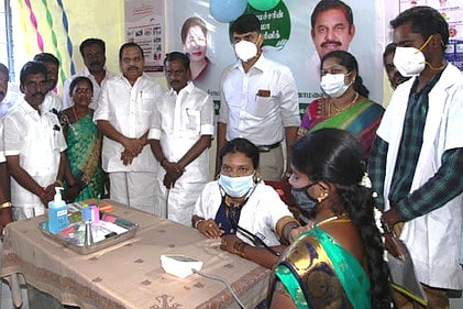 செங்கத்தை அடுத்த கட்டமடுவு கிராமத்தில் அம்மா சிறு மருத்துவமனையைத் தொடக்கிவைத்து பாா்வையிடும் அமைச்சா் சேவூா் ராமச்சந்திரன். உடன் சந்தீப் நந்தூரி, மாவட்ட ஆவின் தலைவா் அக்ரி கிருஷ்ணமூா்த்தி உள்ளிட்டோா்.