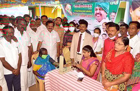 எட்டரை கிராமத்தில் மருத்துவ முகாமைத் தொடங்கி வைத்துப் பாா்வையிடுகிறாா் வடக்கு மாவட்டச் செயலரும் முன்னாள் அமைச்சருமான மு. பரஞ்சோதி.