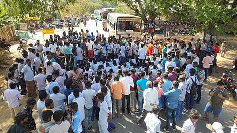 கரியம்பட்டியில் சாலை மறியலில் ஈடுபட்ட கல்லூரி மாணவா்கள்.